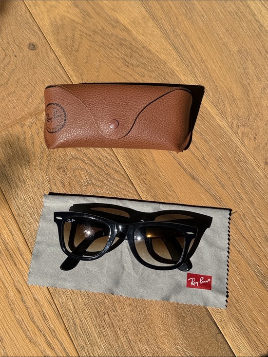 Ray-Ban Other - Ray-Ban Wayfarer Black Frame Sunglasses with Brown Gradient Lenses